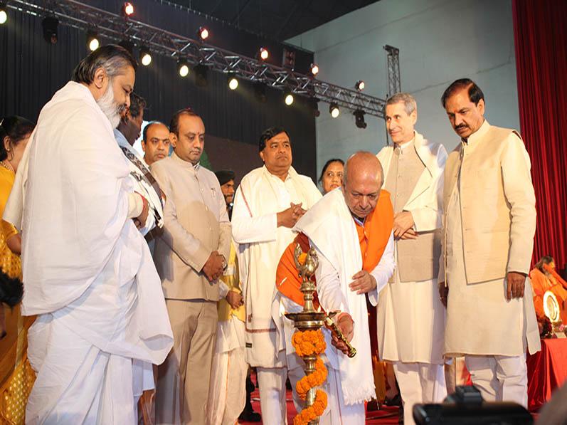 Shri Vijay Ratna Khare, Chairman-Maharishi Birth Centenary Celebration
Committee lighting the lamp
